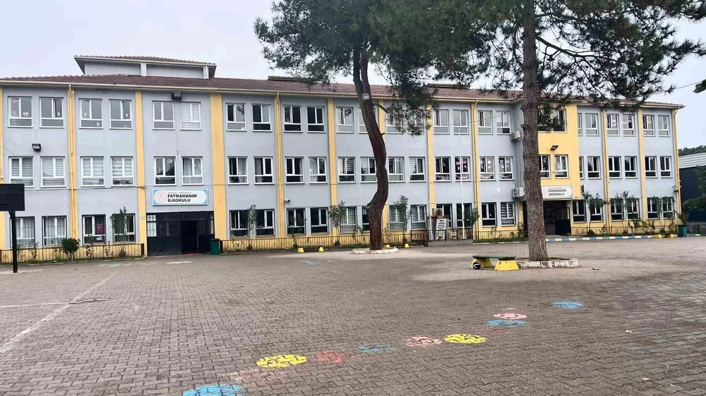 Öğrencilerin kavgasını ayıran hizmetli darbedildi, öğretmen baygınlık geçirdi
