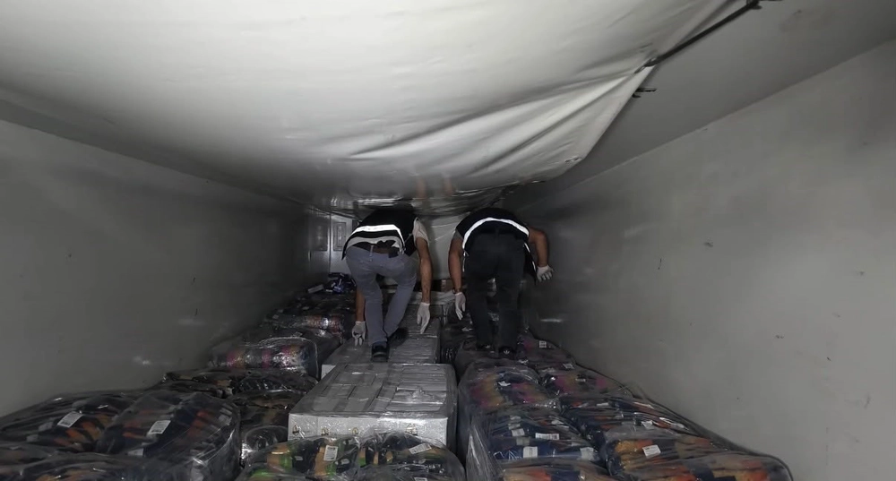 Kocaeli’de durdurulan tırda 95 bin paket elektronik sigara tütünü ele geçirildi
