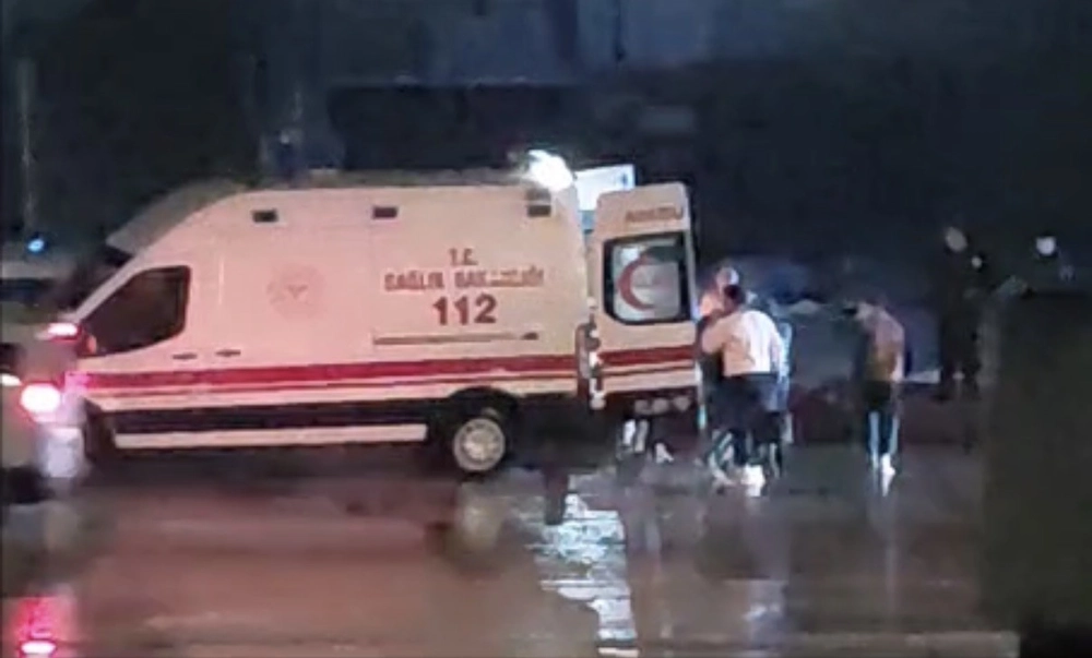 Bandırma’da kontrolden çıkan otomobil refüje çarpıp karşı şeride geçti: 1 yaralı
