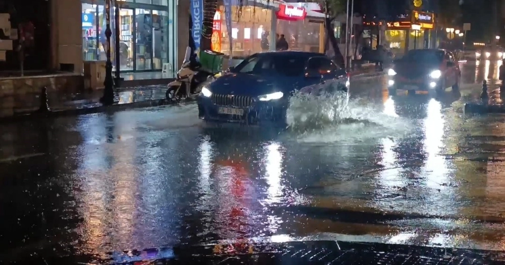 Tekirdağ’da şiddetli yağış: Cadde göle döndü, sürücüler zorlandı
