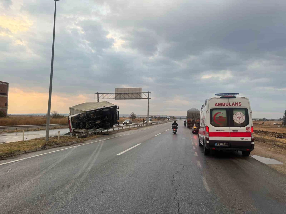 Babaeski’de bariyerlere çarpan kamyon devrildi: 1 yaralı
