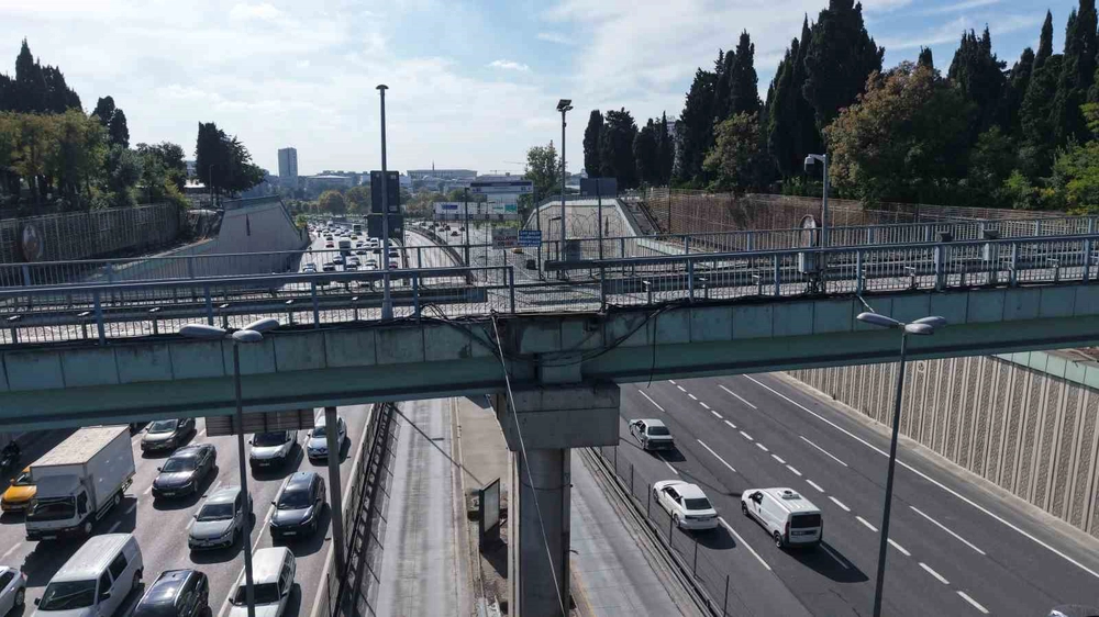 Edirnekapı Metrobüs durağında üst geçit çilesi: Geçici denildi, aylardır kapalı kaldı
