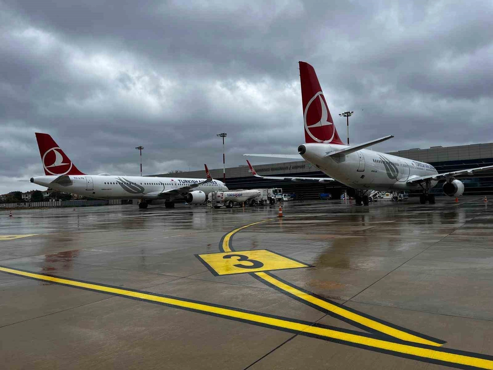Barselona ve Çukurova’dan gelen yolcu uçakları Çanakkale Havalimanı’na iniş yaptı
