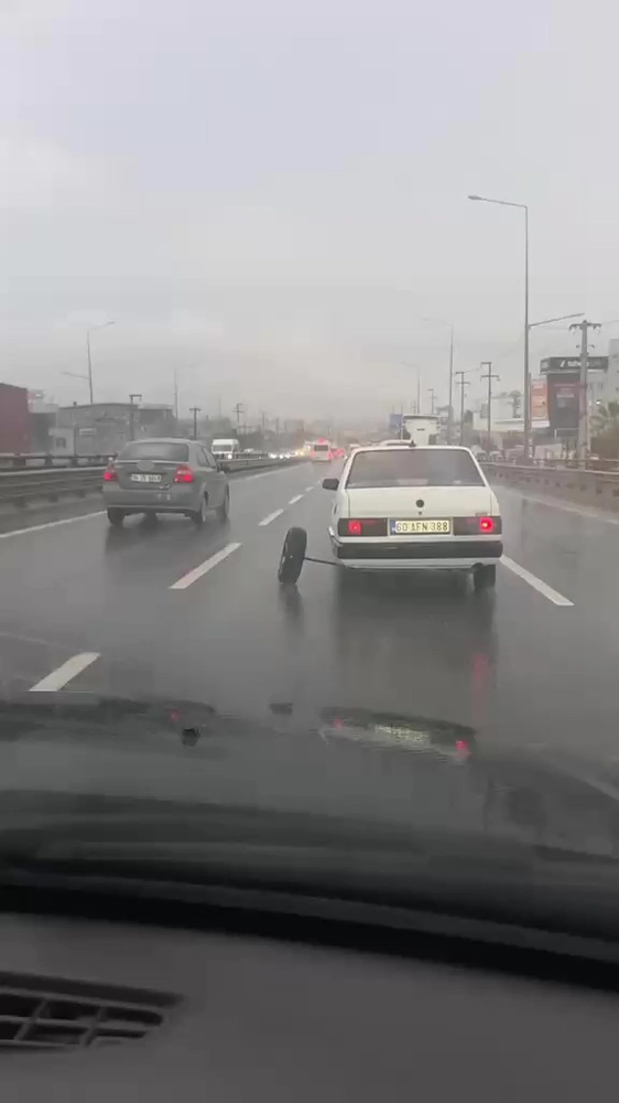 Aks demiri kırılan otomobilin tekerleği yerinden çıktı
