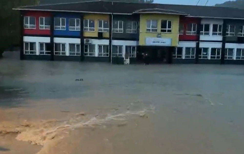 Arnavutköy’de dere taştı, okulu su bastı

