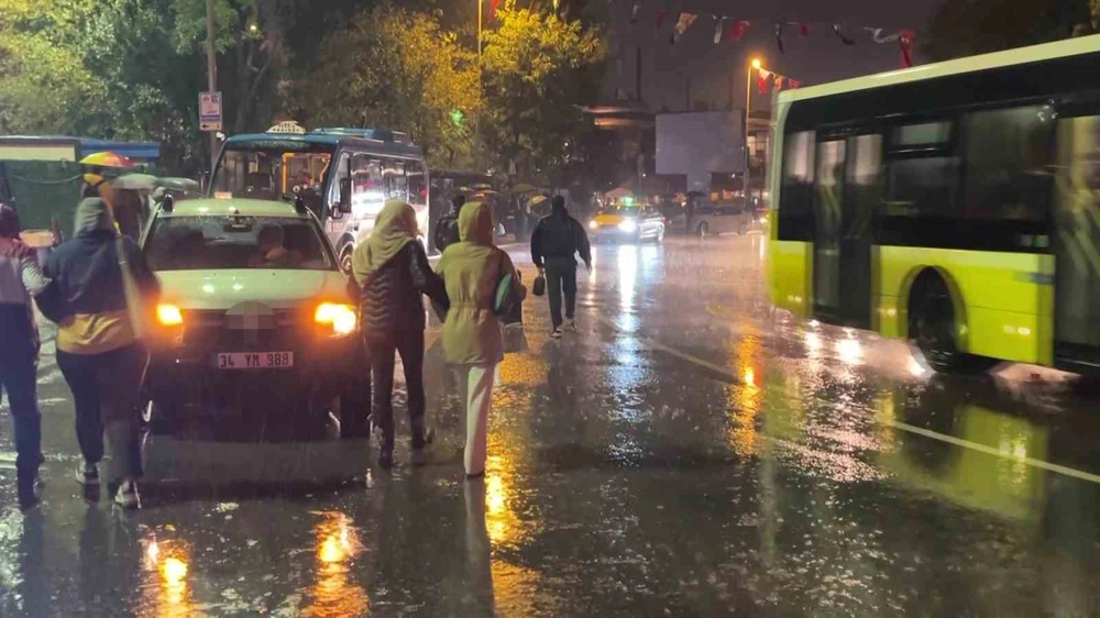 Kadıköy’de sağanak yağış ve fırtına vatandaşlara zor anlar yaşattı
