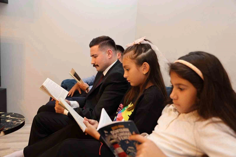 Gökçeada’da başlatılan kitap okuma projesi giderek büyüyor
