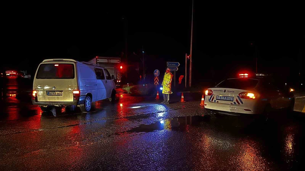 Sakarya’da şiddetli yağışta D-650’de ulaşım durdu, araçlar mahsur kaldı
