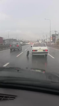 Aks demiri kırılan otomobilin tekerleği yerinden çıktı
