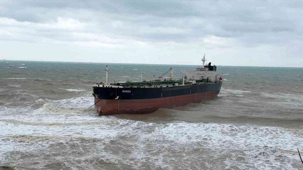 İstanbul’da  BANDA isimli petrol tankeri kıyıya vurdu: Nene Hatun kurtarma gemisi bölgede
