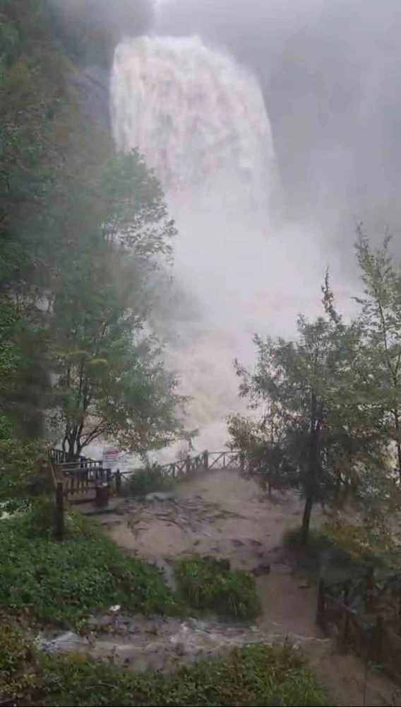 Bursa’da sağanak yağışın etkisiyle Suuçtu Şelalesi coştu
