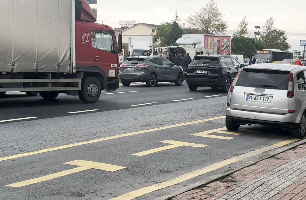 E-5 Karayolunda bariyerlere çarpan kamyon yan attı
