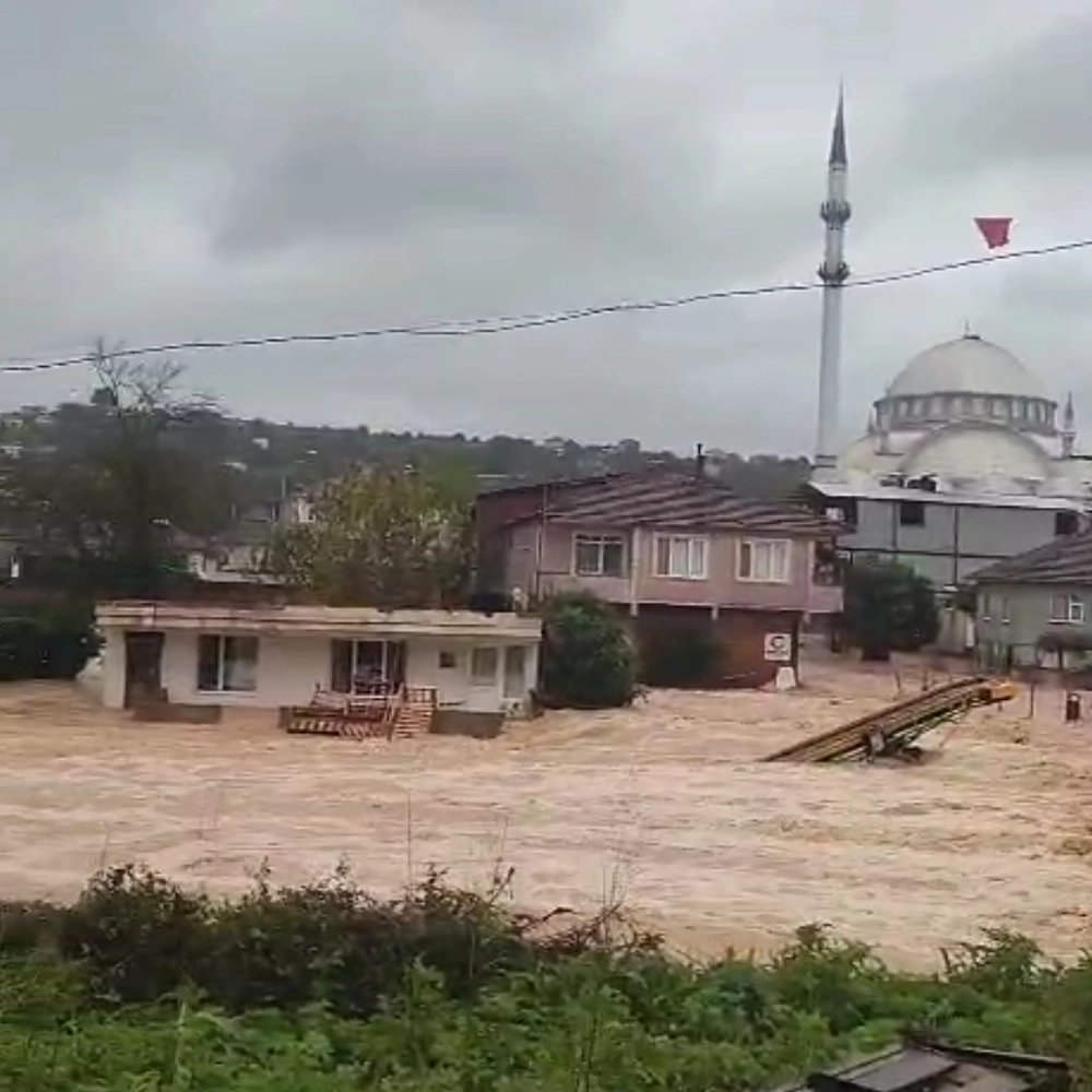 Karasu’da sokaklar göle döndü, evlerin giriş katlarını su bastı
