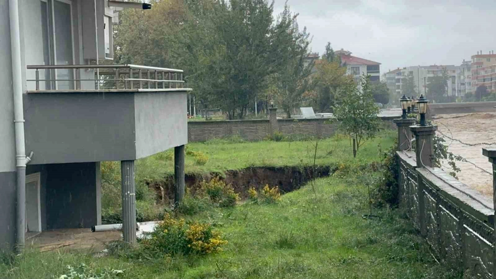 Yalova’da 5 katlı binanın bahçesinde toprak çöktü: Bina tahliye edildi
