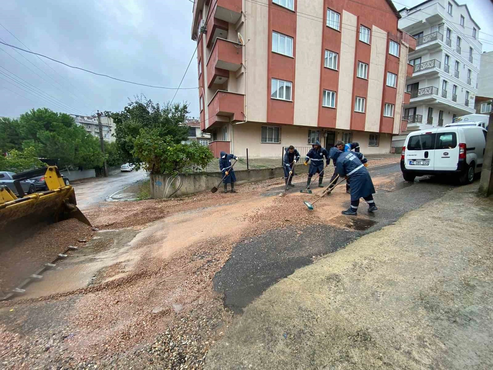 Gebze Belediyesi sağanak yağışa karşı 289 personelle sahada
