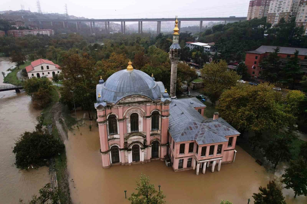 Sular altında kalan Sadabat Camii havadan görüntülendi
