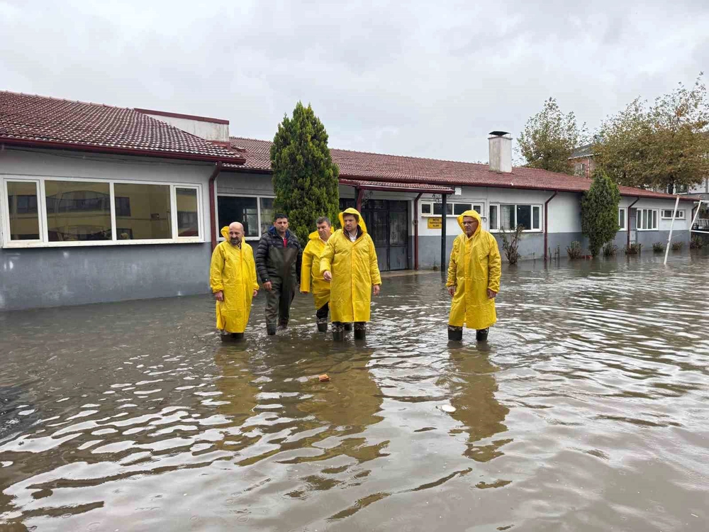 Karasu’da selden etkilenen 15 okulda hasar tespit çalışmaları sürüyor
