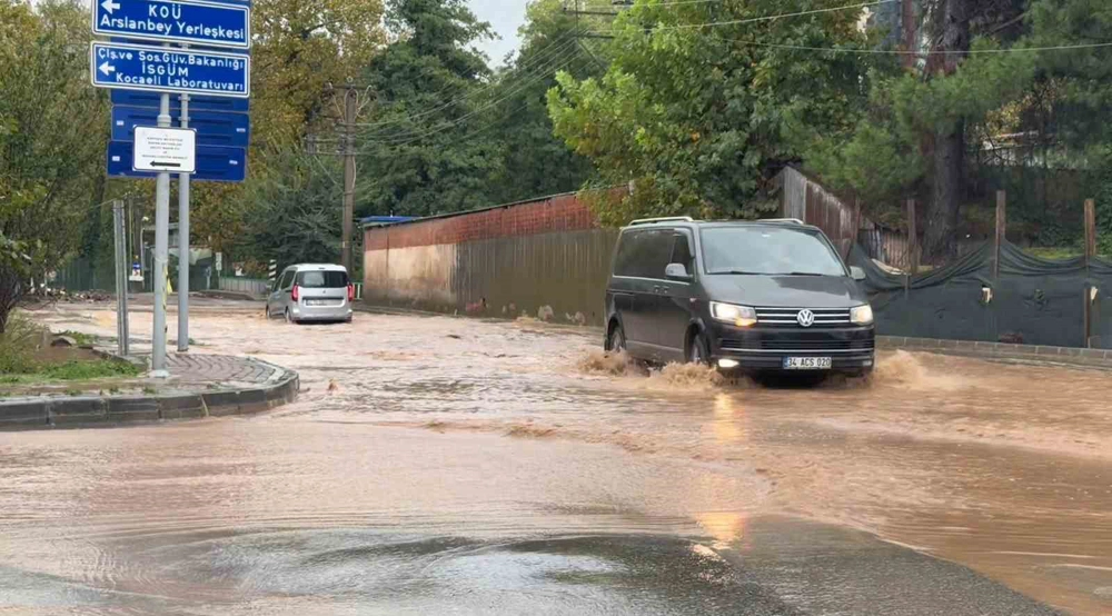 Kocaeli’de sağanak yağış hayatı felç etti: Ev, depo ve seraları su bastı
