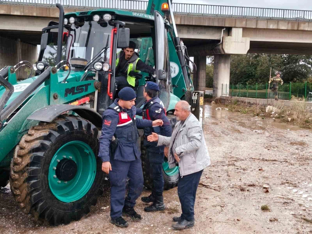Bursa’da su taşkınında mahsur kalan vatandaşı jandarma kurtardı
