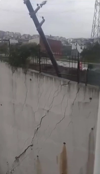 Dev istinat duvarı yerle bir oldu: O anlar kamerada
