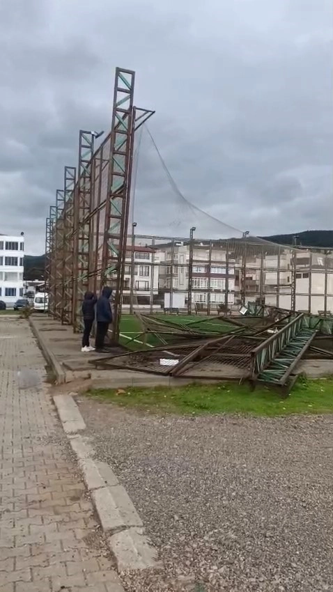 Bursa’da fırtına halı sahanın direklerini yıktı
