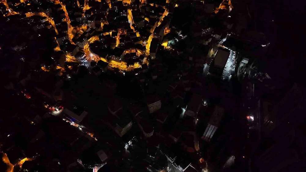 Sarıyer Ayazağa’da karanlığa gömülen mahalle havadan görüntülendi
