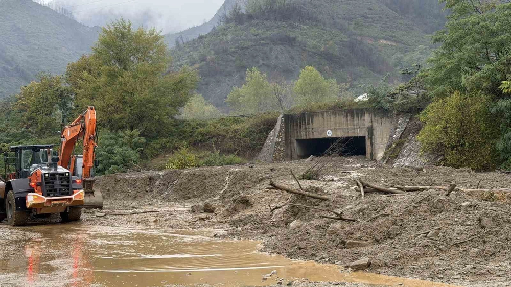 Sakarya’da toprak kayması nedeniyle iki mahalleye giriş kapandı
