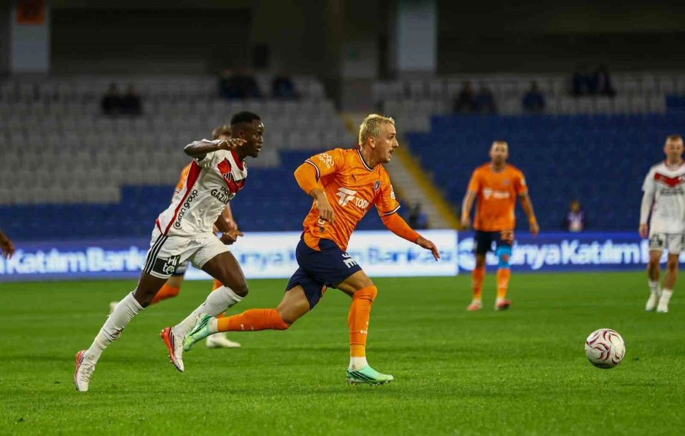 Trendyol Süper Lig: Başakşehir: 1 - Gaziantep FK: 0 (İlk yarı)
