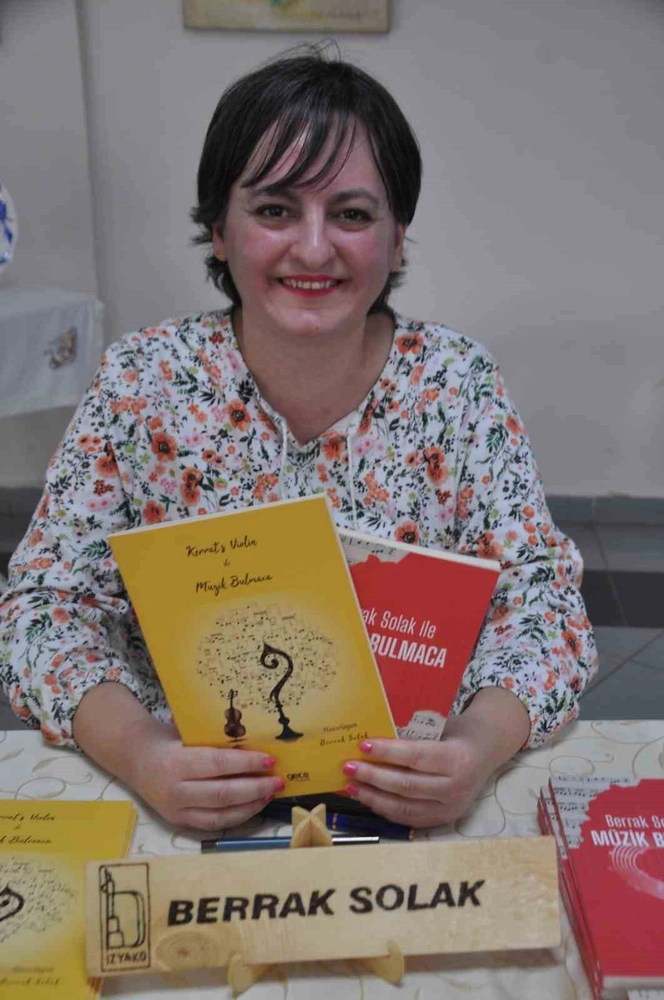 Burhaniyeli sanatçı kitaplarını tanıttı
