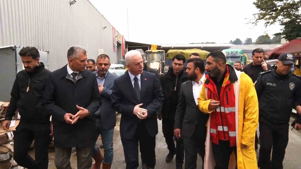 İstanbul Valisi Gül, selden etkilenen Kemerburgaz’da vatandaşları dinledi
