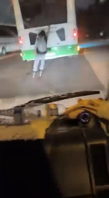 Bursa'da Otobüsün Arkasına Tutunarak Patenle Tehlikeli Yolculuk