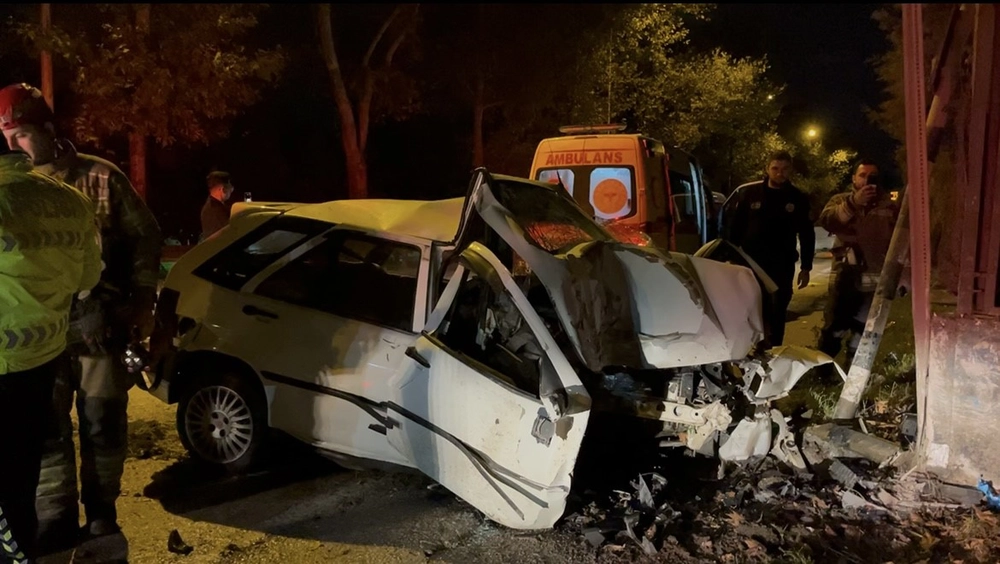 Bursa'da Kontrolden Çıkan Araç Duvara Çarptı Sürücü İtfaiye Ekiplerince Kurtarıldı