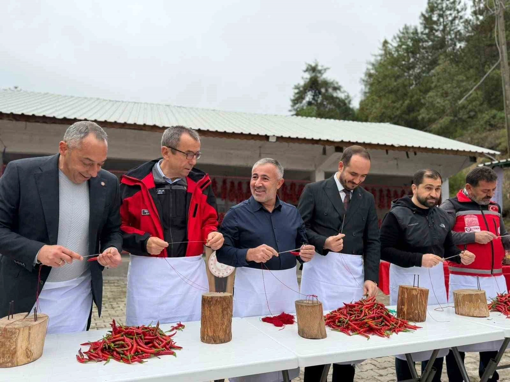 Ünlü Çukurören acı biberi yiyerek yarıştılar
