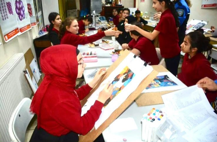 Polis desteğiyle düzenlenen resim kursunu tamamlayan 20 öğrenci sertifikalarını aldı
