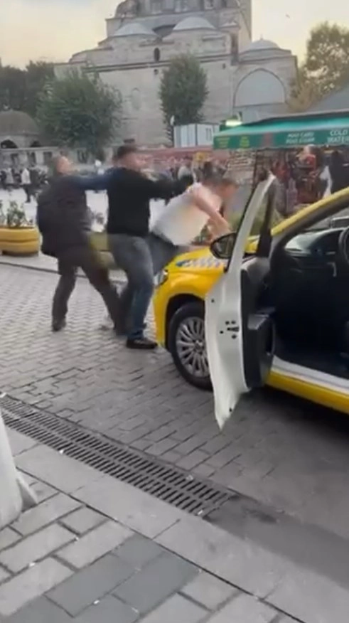 Fatih’te taksicilerin yolcu alma tartışması kavgaya dönüştü
