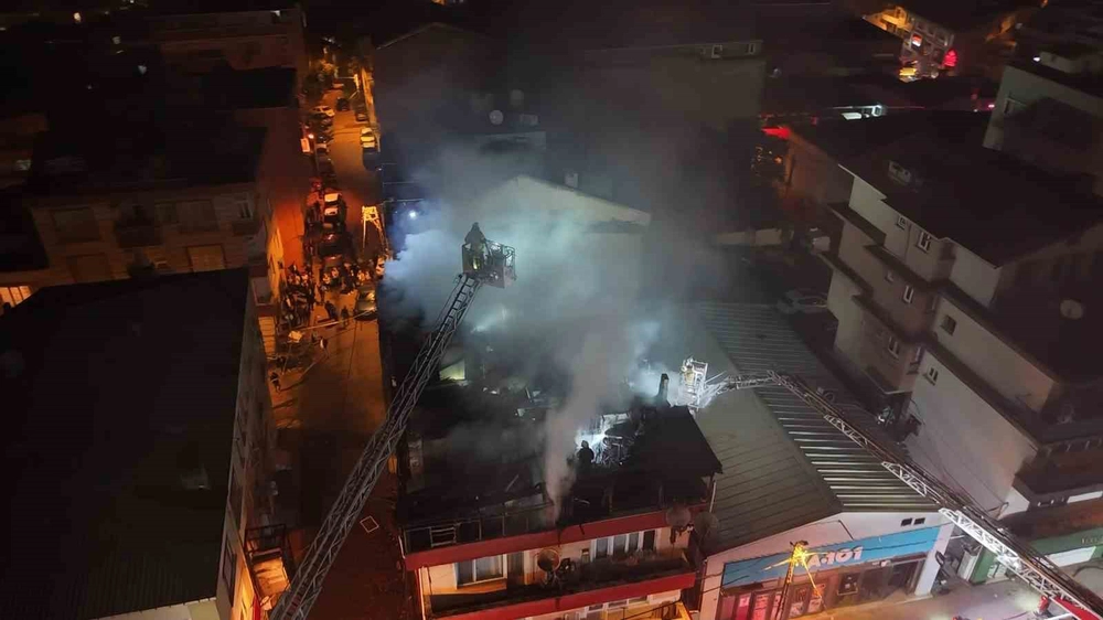 Kağıthane’de 4 katlı binanın çatısı yandı
