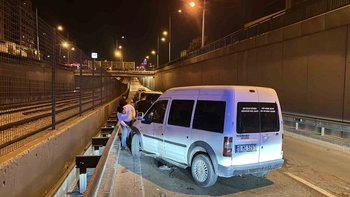 Otomobile çarpan motosiklet sürücüsü yaralandı
