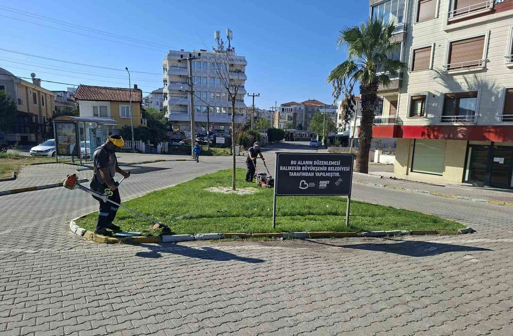 Balıkesir Büyükşehir Belediyesi’nden Ayvalık’ta refüj ve kavşaklarda temizlik
