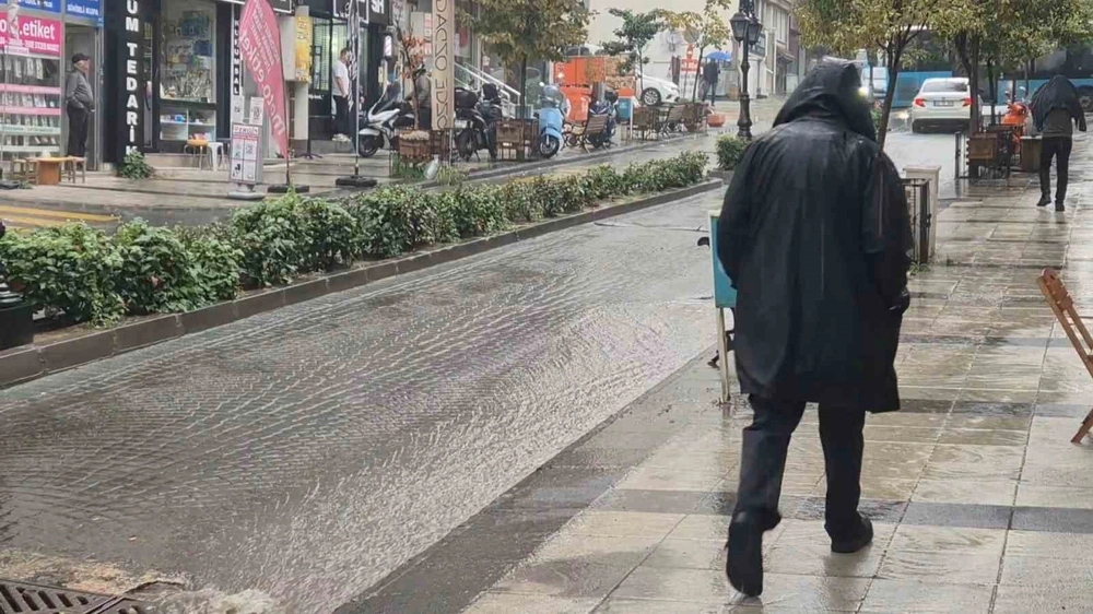 Tekirdağ’da beklenen yağış etkisini gösterdi, yollar adeta dereye döndü
