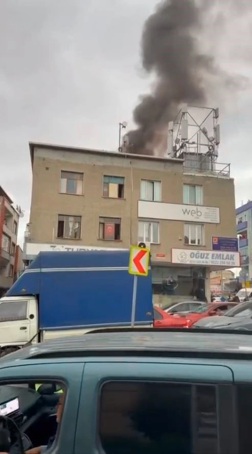 Küçükçekmece’de iki katlı binanın çatısı alevlere teslim oldu
