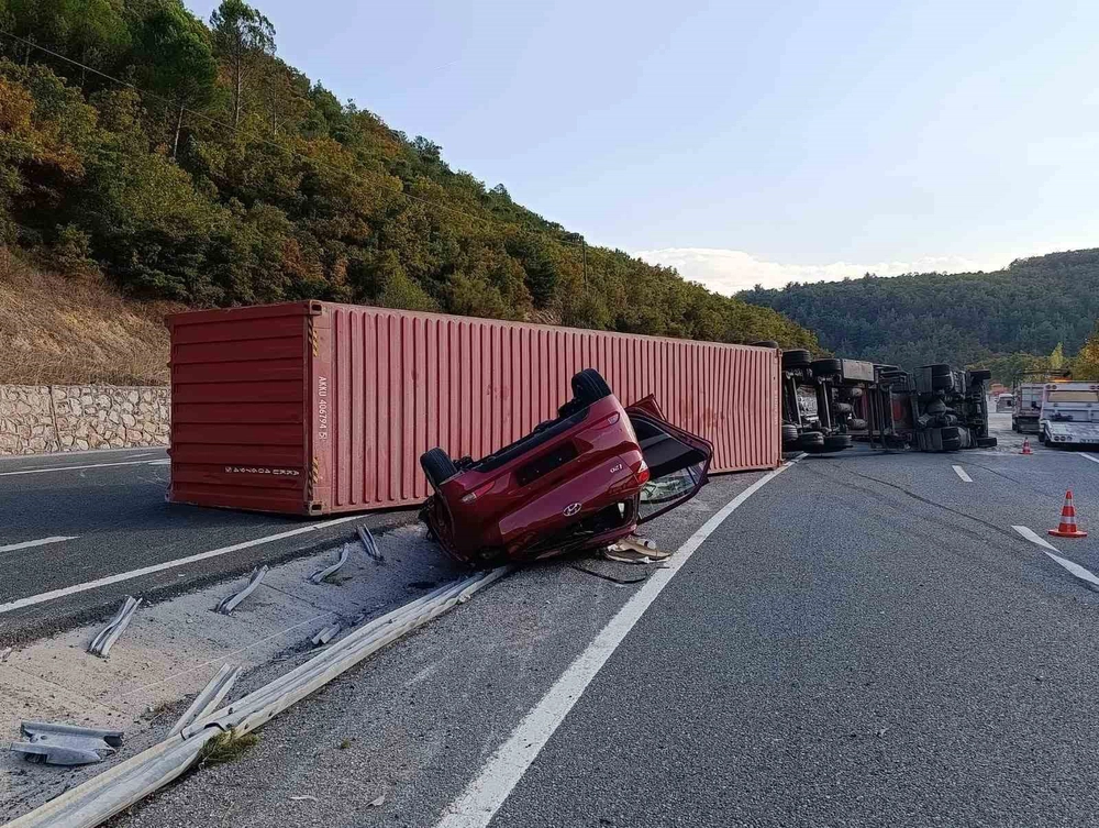 Devrilen tır yolu ulaşıma kapadı
