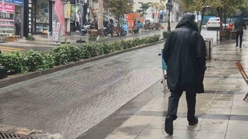 Tekirdağ’da beklenen yağış etkisini gösterdi, yollar adeta dereye döndü