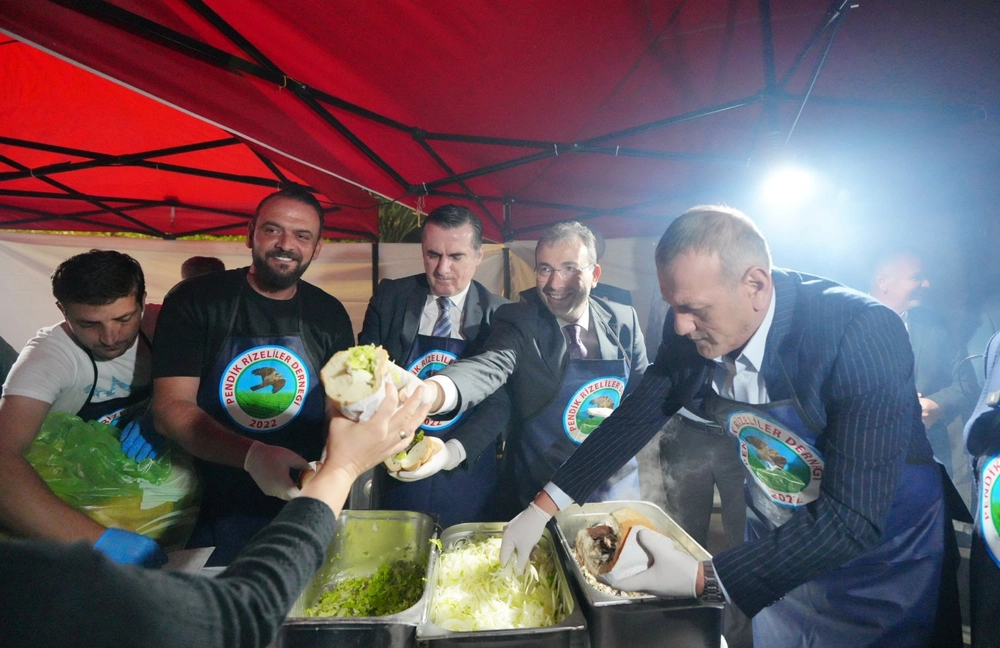 Karadeniz’in coşkusu hamsi lezzeti ve horon ile Pendik’e taşındı: 2.4 ton hamsi dağıtıldı
