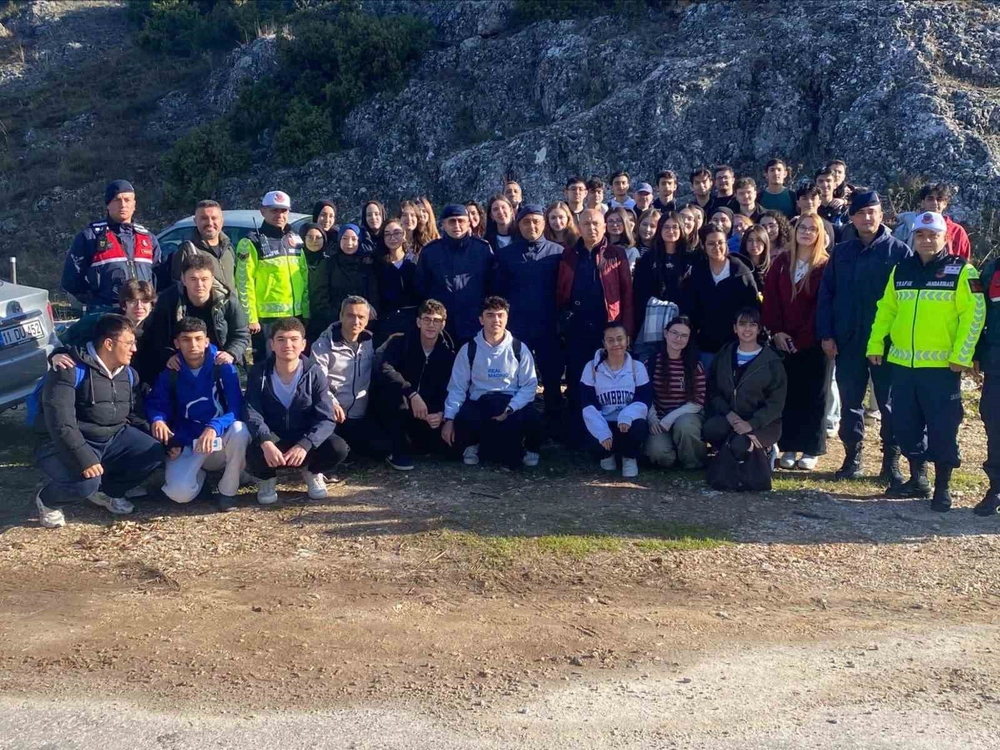 130 öğrenci ve 20 öğretmen doğa yürüyüşünde buluştu
