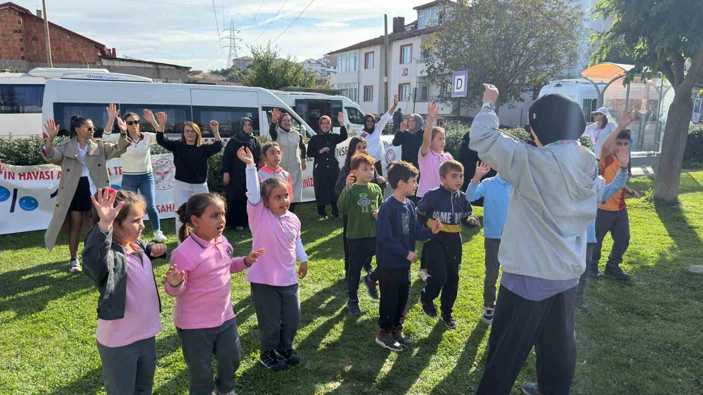 Mahalle sakinleri müzik eşliğinde hareket etti
