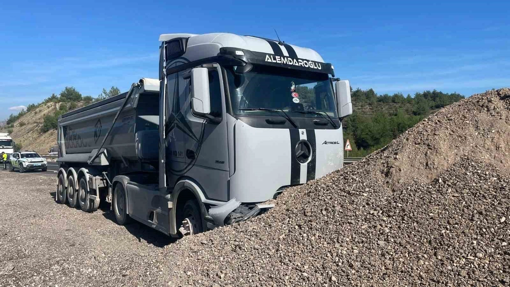 Bilecik’te tır kum yığınına çarptı: 1 yaralı
