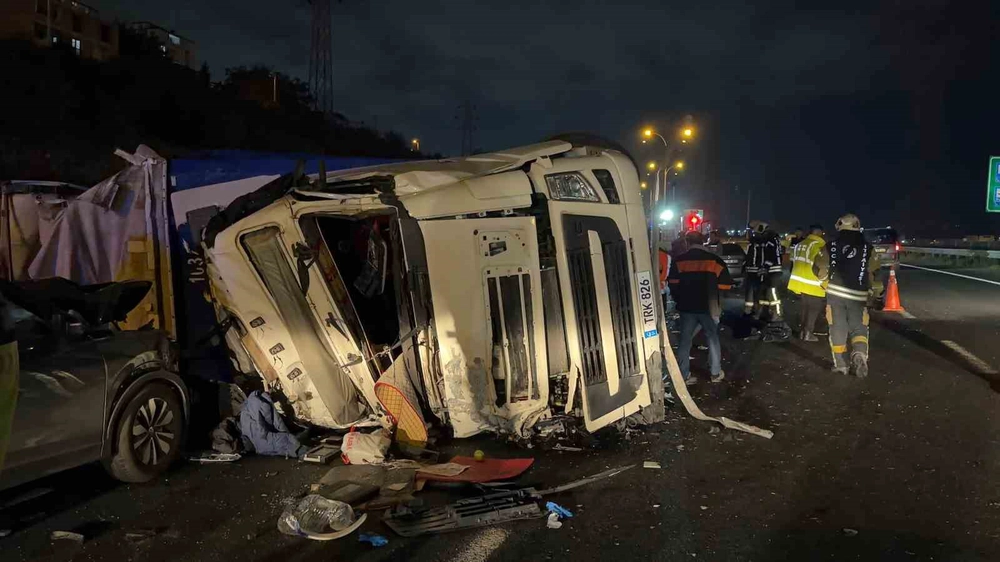 TEM’de feci ölüm: Kullandığı tırın altında kalan sürücü hayatını kaybetti, 2 yaralı

