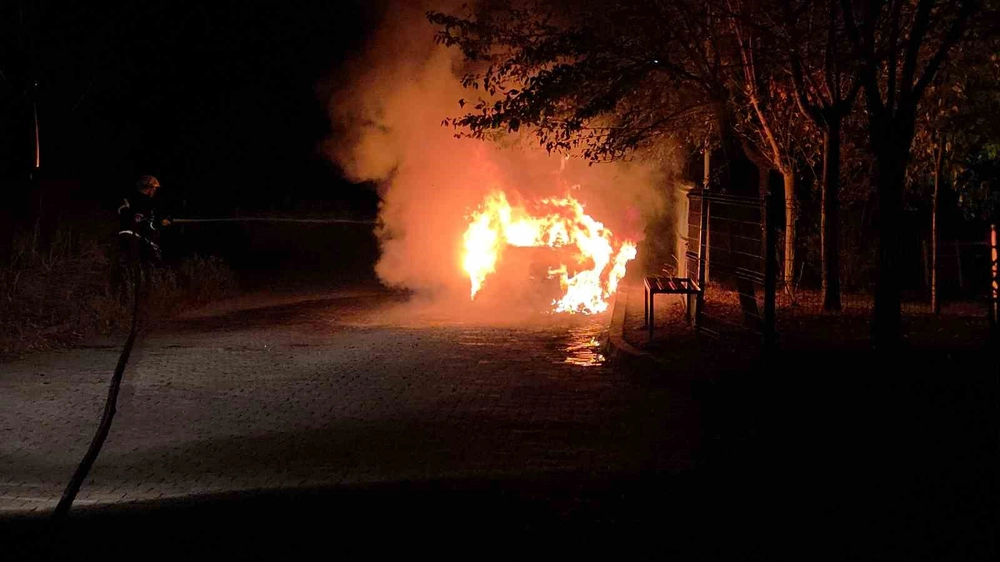 Edirne’de park halindeki otomobil alev alev yandı
