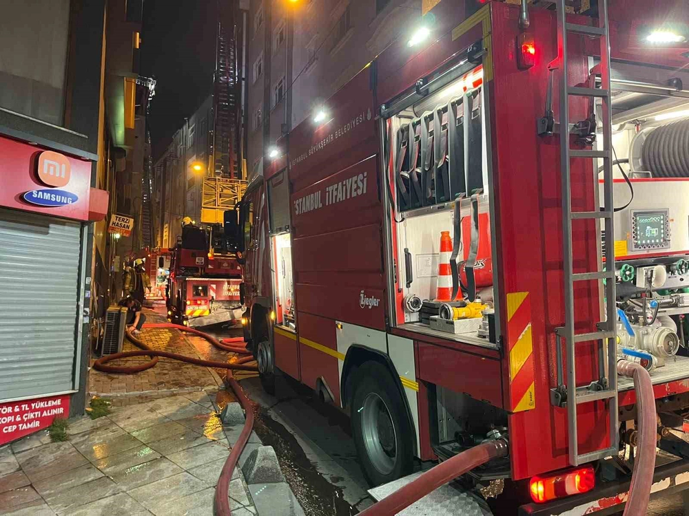 Esenler’de 5 katlı binanın çatısı alev alev yandı
