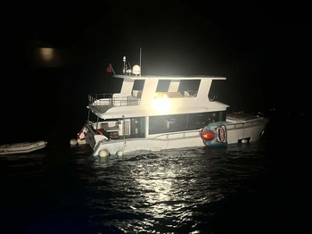 Çanakkale’de batma tehlikesi geçiren teknedeki 2 kişi kurtarıldı